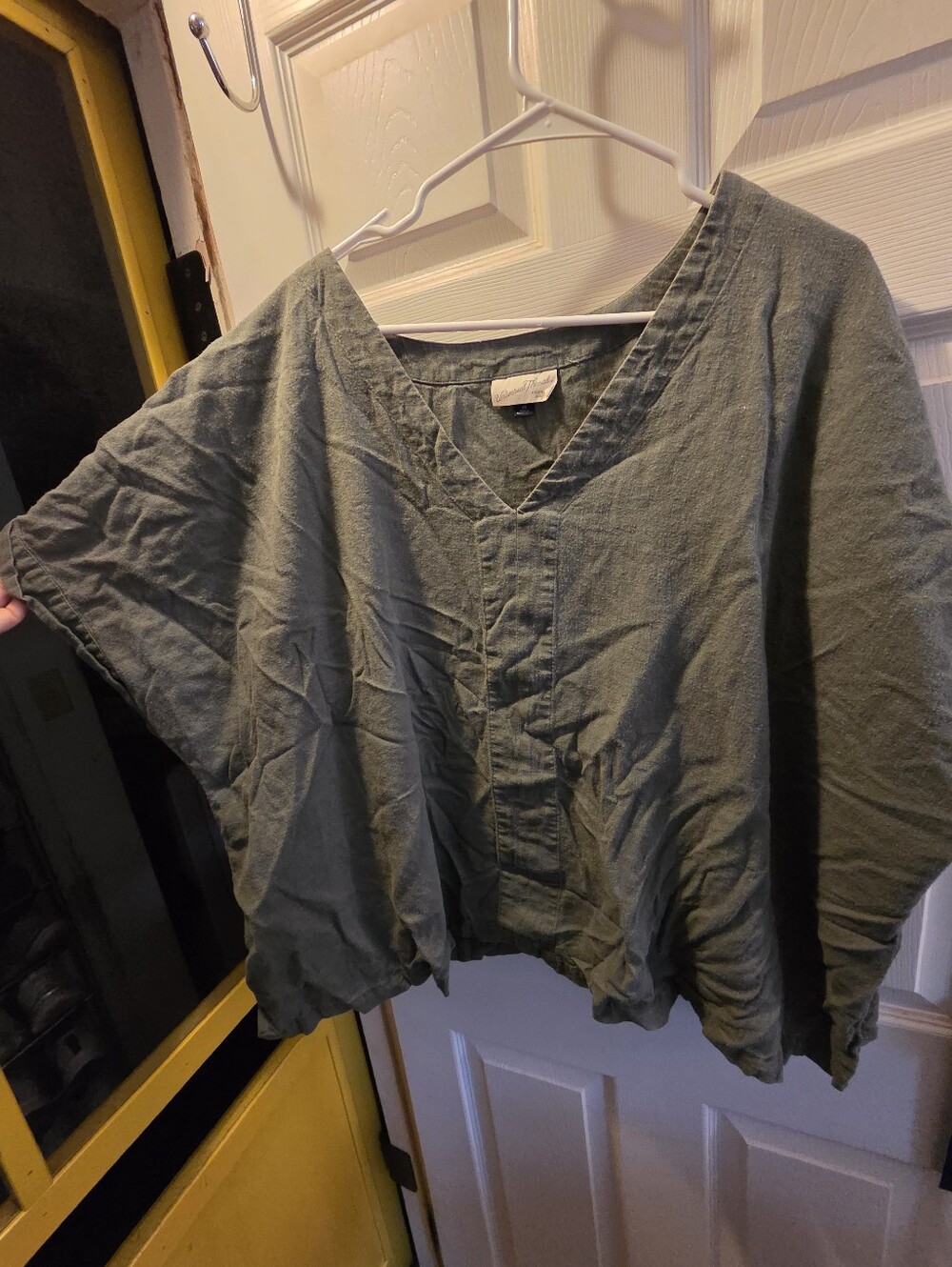 Relaxed V-Neck Linen-Blend Tunic in Olive